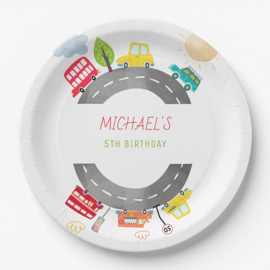 Op de weg blije voertuigen jongen verjaardag papieren bordje (Voorkant)