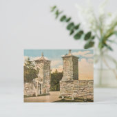 Op de weg met de oude stadspoort feestdagenkaart (Staand voorkant)