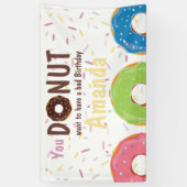Op donuts gethematiseerd verjaardagsfeest geperson spandoek (Verticaal)