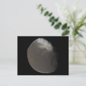 Op drie na grootste maan van Saturnus, genomen doo Briefkaart (Staand voorkant)