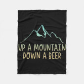 Op een berg beneden een bierwandelliefhebber --- fleece deken (Voorkant)