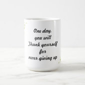 Op een dag zal je je eigen citaat bedanken magische mok (Midden)