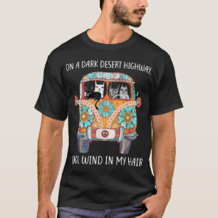Op een donkere woestijn op de snelweg die Cat zich T-shirt