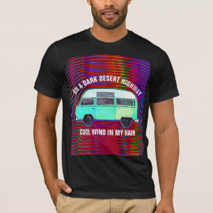 OP EEN DONKERE WOESTIJN SNELWEG, HIPPIE RETRO T-sh T-shirt