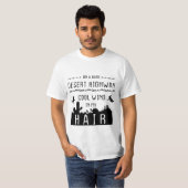 Op een donkere woestijn snelweg koel wind in mijn t-shirt (Voorkant volledig)