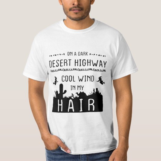 Op een donkere woestijn snelweg koel wind in mijn t-shirt (Voorkant)