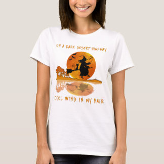 Op een donkere woestijn snelweg koel wind in mijn t-shirt