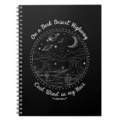 Op een donkere woestijn snelweg reizen berg campin notitieboek (Voorkant)