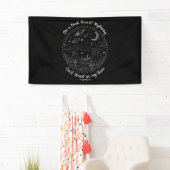 Op een donkere woestijn snelweg reizen berg campin spandoek (Insitu)