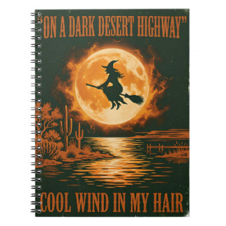 Op een donkere woestijnsnelweg Halloween Heks Notitieboek