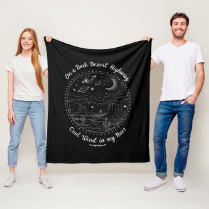Op een donkere woestijnsnelweg Reis bergkamperen Fleece Deken
