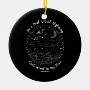 Op een donkere woestijnsnelweg Reis bergkamperen Keramisch Ornament