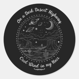 Op een donkere woestijnsnelweg Reis bergkamperen Ronde Sticker