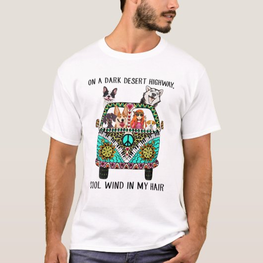 Op een donkere woestijnweg met wolwind en mijn hon t-shirt (Voorkant)