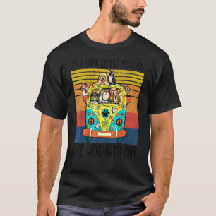 Op een donkere woestijnweg voelt de hond zich kool t-shirt