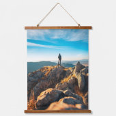 Op een majestueuze herfstrotsen hangend wandkleed (Voorkant)