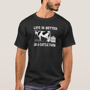 Op een veehouderij boer die koeien fokt t-shirt