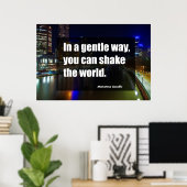 Op een zachte manier kun je de wereld schudden poster (Thuiskantoor)