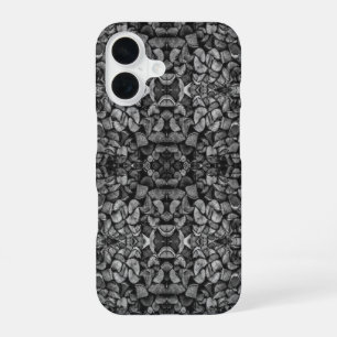 Op elkaar gestapelde boomstammetjes zwart-wit foto iPhone 16 hoesje