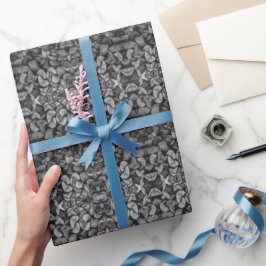Op elkaar gestapelde boomstamstukken zwart-wit fot cadeaupapier