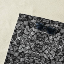 Op elkaar gestapelde boomstamstukken zwart-wit fot