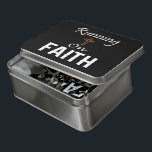 Op Faith Runner Puzzel<br><div class="desc">Lopen op Faith quote. Christelijke cross artwork voor halve of volledige marathon, lange afstand religieus loper, coach, of sport atleten die bidden, houden van Christus en geloven in God. > Religieuze hardloopkunst voor marathonloper in opleiding. Stel persoonlijke doelen. Breek je record racetijd. > Personaliseer het! Voeg een aangepaste naam, foto...</div>