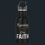 Op Faith Runner Waterfles<br><div class="desc">Lopen op Faith quote. Christelijke cross artwork voor halve of volledige marathon, lange afstand religieus loper, coach, of sport atleten die bidden, houden van Christus en geloven in God. > Religieuze hardloopkunst voor marathonloper in opleiding. Stel persoonlijke doelen. Breek je record racetijd. > Personaliseer het! Voeg een aangepaste naam, foto...</div>
