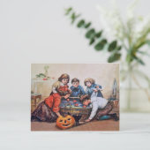 Op Halloween boren Kinderen appels op. Briefkaart (Staand voorkant)