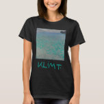 Op het Attersee-meer door Gustav Klimt,  kunst T-shirt<br><div class="desc">Op het Attersee-meer (1900) van Gustav Klimt is een schilderij van het Victoriaans Era Symbolisme met fijne kunst, met het Attersee-meer (ook bekend als de Kammersee). Het Attersee-meer is het grootste meer van het gebied Salzkammergut in Oostenrijk. Klimt bracht de zomer samen met Emilie Flöge in Litzlberg door aan het...</div>