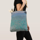 Op het Attersee-meer door Gustav Klimt,  kunst Tote Bag (Dichtbij)