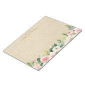 Op het bureau van de Blush Pink Waterverf Flowers Notitieblok (Schuin)