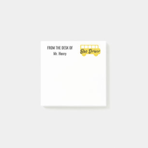 Op het bureau van de bus is de chauffeur gepersona post-it® notes