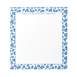 Op het bureau van de proppy Blue & White Animal Pr Notitieblok