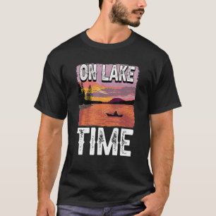 Op het meer Tijd Grappige boot Zeilboot zeilen T-shirt