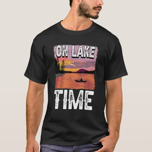 Op het meer Tijd Grappige boot Zeilboot zeilen T-shirt (Voorkant)