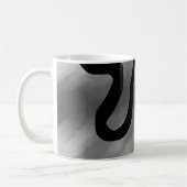 Op het raster: abstract grijs, zwart en wit koffiemok (Links)