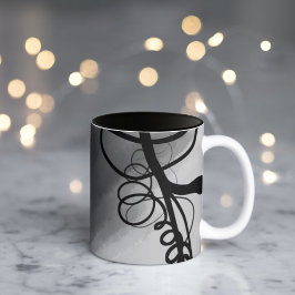 Op het raster: abstract grijs, zwart en wit tweekleurige koffiemok