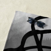 Op het Raster: Abstract Grijs, Zwart & Wit Strandlaken (In situ)