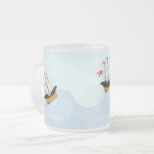 Op het Rolling Zee varen drie Britse schepen Matglas Koffiemok (Voorkant links)