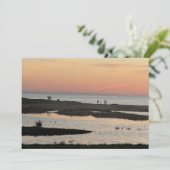 Op het strand bij zonsondergang (Staand voorkant)