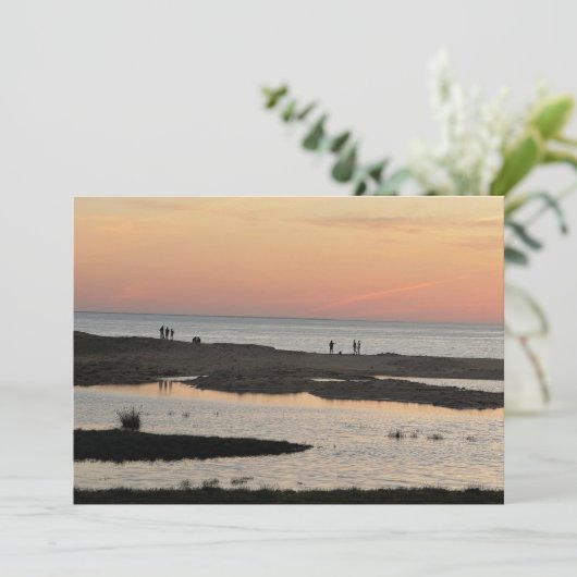 Op het strand bij zonsondergang (Staand voorkant)