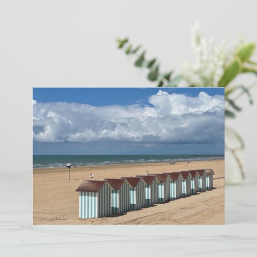 Op het strand onder de wolken (Staand voorkant)