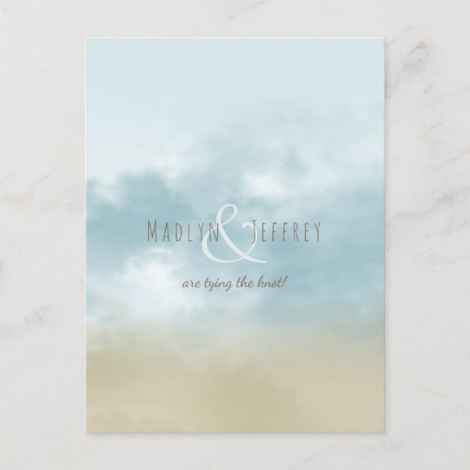 Op het strand van de kust van de oceaan bruiloft m aankondigingskaart (Voorkant)