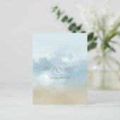 Op het strand van de kust van de oceaan bruiloft m aankondigingskaart (Staand voorkant)