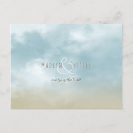 Op het strand van de kust van de oceaan bruiloft m aankondigingskaart