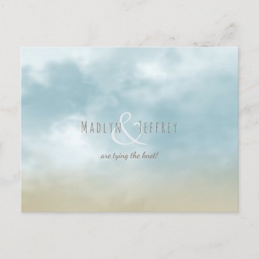 Op het strand van de kust van de oceaan bruiloft m aankondigingskaart (Voorkant)