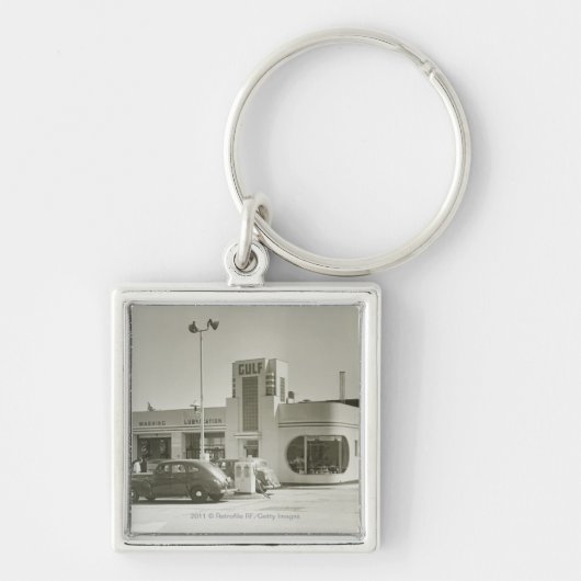 Op het tankstation geparkeerde auto's sleutelhanger (Voorkant)
