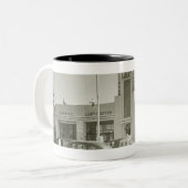 Op het tankstation geparkeerde auto's tweekleurige koffiemok (Voorkant links)