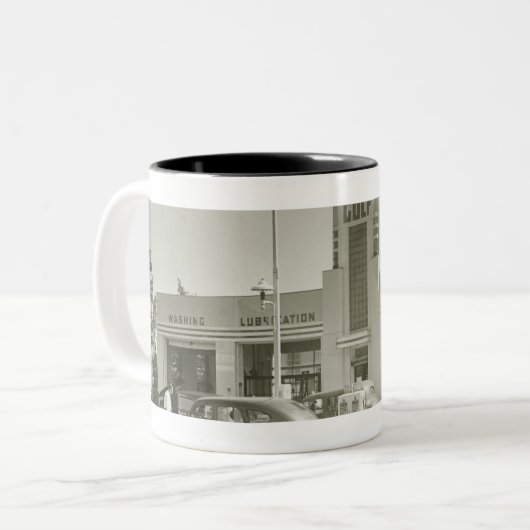 Op het tankstation geparkeerde auto's tweekleurige koffiemok (Voorkant links)