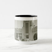 Op het tankstation geparkeerde auto's tweekleurige koffiemok (Center)